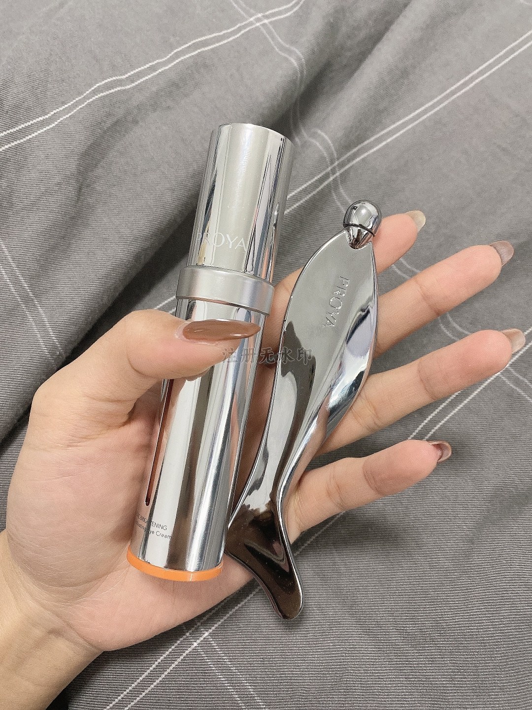 眼霜—Kerrykerry宝贝收到了，，，，刚用肌肤嘟噜嘟噜的喝水，，，用完之后脸明显变白了，，，很喜欢